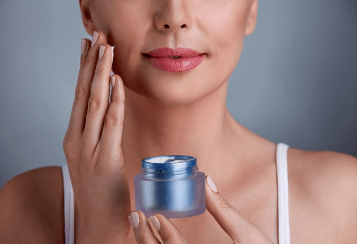 Vùng da mặt khá mỏng manh và nhạy cảm, nên bạn cần cẩn thận khi bôi bất cứ thứ gì lên vùng da này (Ảnh minh họa: Glowclinic).